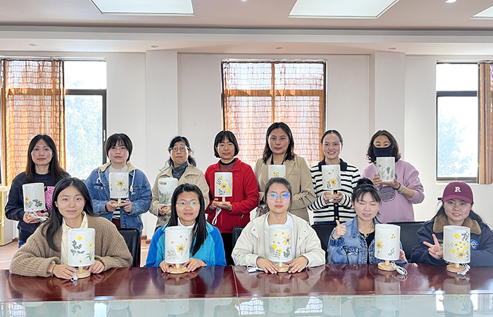 1678700619277258.jpg 小圖丁娜:路橋二部開展職工手工制作燈具活動(dòng)1.jpg