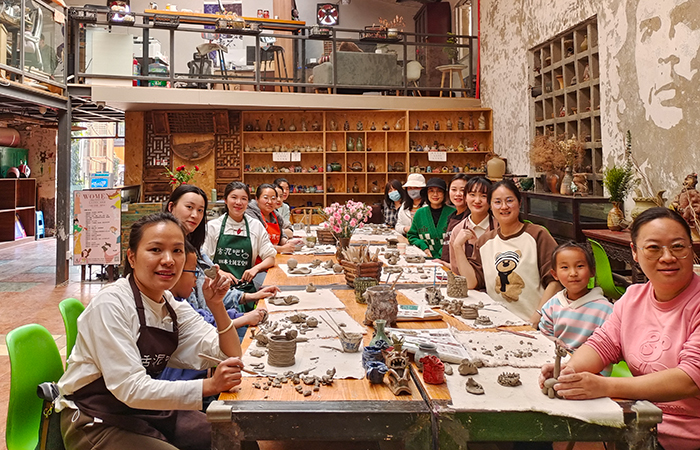 1678700661532111.jpg 小圖五〇四組織職工開展陶藝DIY活動(dòng).jpg
